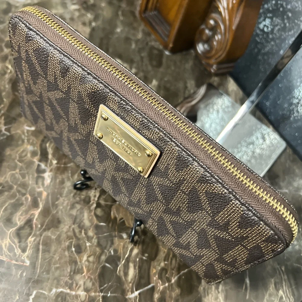 Michael Kors: Jet Set Travel - Large Continental Full-Zip Traveler Wallet